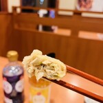 幸楽苑 - 餃子の餡がぎっしり詰まっています。※こちらお箸で割った感じです。