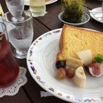 Bodaiju - 外のテラスで、アイスハイビスカスティとシフォンケーキ