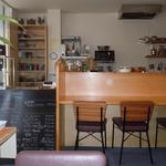 カウンター席で店主さんとお話するのも楽しいです♪