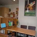 テーブル席でも店主さんとお話出来ます(笑)一人でまったりも出来ますにゃ～♪(´ー｀)