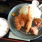 里のやきとり - ロースカツハーフ・唐揚げ2コ・エビフライ1本の「Aセット（900円）」