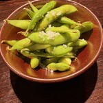 空 - 枝豆。塩味が効いていて、お酒と良く合います