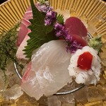 空 - お造り。鱧の梅肉添え、マグロ、ヒラメ、真鯛、ブリ、カツオ