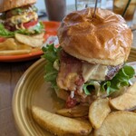 no Wave - ピーナッツベーコンバーガーとアボカドチーズバーガー