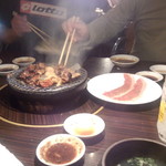 むてきの寅蔵 - 肉をつついています(2014.09.06)