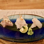 鮨弥栄 - 創作刺身の3種（ミーバイ、マナガツオ）
