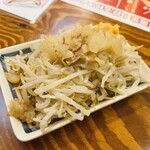 餃子のネオ大衆酒場 ニューカムラ - お通し　二郎もやし