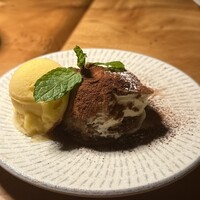 カルネジーオ イースト - 