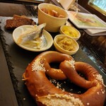 独乙屋倶楽部 - ドイツプレート  プレッツェル  ニシンのマリネ ポテトサラダ ザワークラウト カリーブレスト
