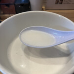 らーめんMAIKAGURA - 味変で真っ白な鶏白湯に変身したスープ。食べるのに夢中で麺を入れた写真は撮り忘れた。