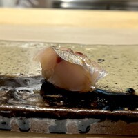 鮓 村瀬 - エボダイの昆布〆：昆布〆された昆布の風味と鯛のしっとりとした身から溢れる味わいは、落ち着いた上品さを味わえました。
