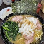 ラーメン 杉田家 - チャーシューメン　玉ねぎとライス