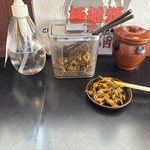 無鉄砲しゃばとん - 我慢できずに、味変用の辛子高菜をつまんで待ちます