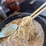 無鉄砲しゃばとん - 替玉は細麺。中太麺も選べたらなぁ