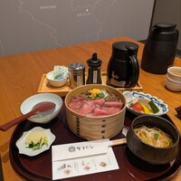すき焼きと牛まぶし ももしき - 大和牛まぶし 赤身たたき。奈良の三輪そうめんもついている
