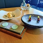 メゾン ケイ - 『フィンガーフード3種』
                                ・青梅のグラニテ
                                ・ラディッシュにアンチョビケッパーソース
                                ・マドレーヌチーズとサラミ入