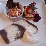 蔵のおすすめばかりを集めたよくばりプレート（918円）