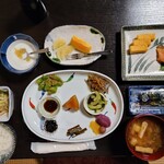 御宿伊勢屋 - 朝食全景。コーヒー、紅茶、緑茶、お水はセルフサービスです