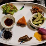 御宿伊勢屋 - ちょっとずつ綺麗に並ぶ姿が朝から食欲をそそります。右下の赤蕪の甘酢漬けも木曽の特産品です。