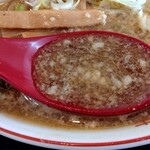 Raamen Futaba - 以豚骨和蔬菜湯為基底，搭配煮干的雙重湯底，並加入豐富的背脂。鹽味較重。