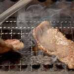 焼肉ホルモンミンちゃん - 焼いてる