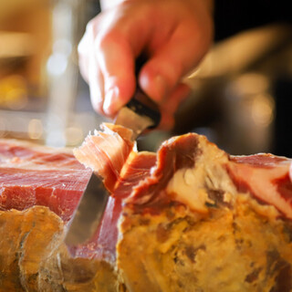 スペインから直送しているイベリコ豚のグリルと生ハム◎