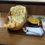マラティ - プレーンナンセット。チキンカレー。