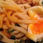 福ちゃん - いい感じの半熟感です！コシのある饂飩に絡めて、一気にすすりますｗ