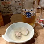 俺の魚を食ってみろ!! - お通し500円は蛤の酒蒸し