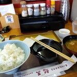 天ぷら定食専門店 起天 - お食事開始準備良し!!カウンターの金属トレーに熱々の天ぷらがやって来ます。