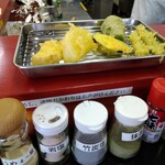 天ぷら定食専門店 起天 - こんな感じで職人さんが揚げ立ての天ぷらを目の前の金属トレーに載せてくれます。