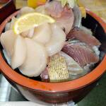 海鮮丼専門店 たろうまる - 大玉帆立ハーフ丼　2300円
      ＋鯵トッピング　300円
      嫁さんの注文です