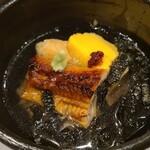 우나기노 에이토 소고 히로시마점 - ①진무시동 하프, 육수 포함
                      찜한 장어에 단맛 간장을 사용한 소스를 발라 구워내어 바삭하기보다는 부드러운 식감입니다.
                      장어 3조각과 육수 계란말이 2조각이 올라가 있습니다.
                      후반부에는 육수 차즈케로 즐겼습니다.