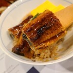 우나기노 에이토 소고 히로시마점 - ①진무시동 하프, 육수 포함
                      찜한 장어에 단맛 간장을 사용한 소스를 발라 구워서, 바삭하기보다는 부드러운 식감입니다.
                      장어 3조각과 육수 계란말이 2조각이 올라가 있습니다.
                      처음에는 그대로 맛보았습니다.