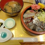 海鮮丼専門店 たろうまる - 引きで撮ったやつ