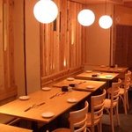 気まぐれ厨房 ごっつ - 木目の落着いたテーブル席、4名様～飲み放題付き宴会　受付中