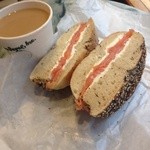 Ess-a-Bagel - クリームチーズとサーモンのベーグルサンド（断面）