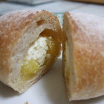 ひがしなか町ベーカリー - パイナップルとクリームチーズ