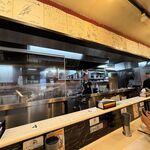 蒙古タンメン中本 - 厨房の様子