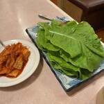 焼肉 京城 - サンチュとキムチ