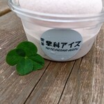 喫茶 蓼科アイス - 四つ葉のクローバーといちごソフトクリーム
