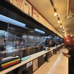 蒙古タンメン中本 - 厨房とカウンター席の様子