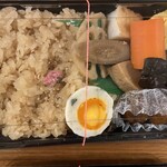 桃六 - 茶めしおこわお煮染め弁当　ズーム