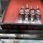 桃六 - ショーケース内の桃太郎団子　餡子