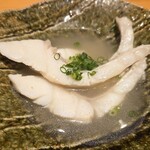 すしやのたい悟 - クエのシャブシャブのアップ・・腹側です。