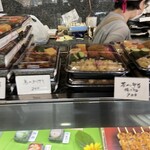 桃六 - 店カウンター上の各種お弁当
