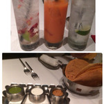 ニルヴァーナ ニューヨーク - 初めのパパドゥ。ココナッツヨーグルト、マンゴーチャッツネ、コリアンダーとミントの様なソース。ドリンクはカクテル