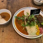 カリーショップくじら - カレー3種盛り（牛キーマカリー、季節限定 イカとししとうの夏カリー、ポークビンダルー）1,600円、パクチートッピング +150円、ミニカリー（チキンカリー）350円（いずれも税込）