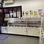 おいしい米とおにぎりの店 小島米店 - 店内陳列棚の光景