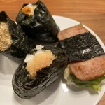 おいしい米とおにぎりの店 小島米店 - 左上から鮭、うに、左下　明太子、スパム